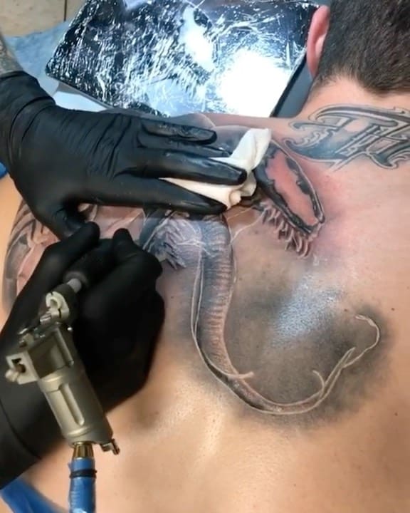 Tatuaje de veneno en la espalda 3