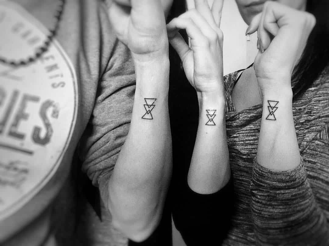 Tatuajes geométricos de hermano y hermana 3