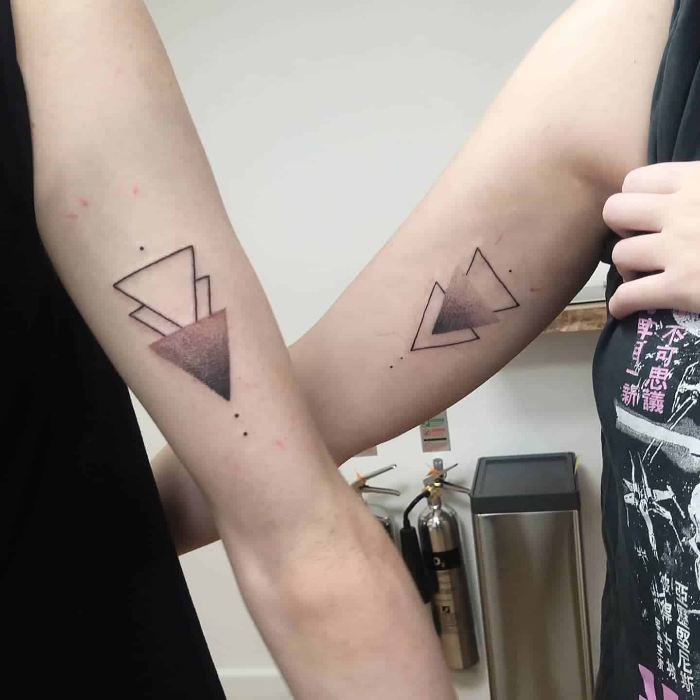 Tatuajes geométricos de hermano y hermana 2