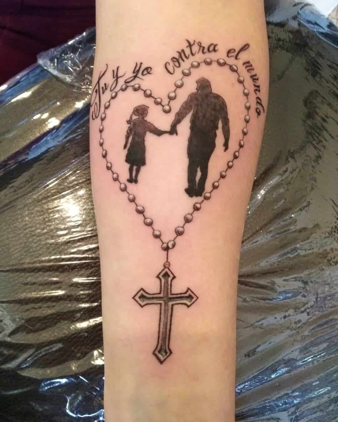 Tatuaje de silueta de padre e hija 2