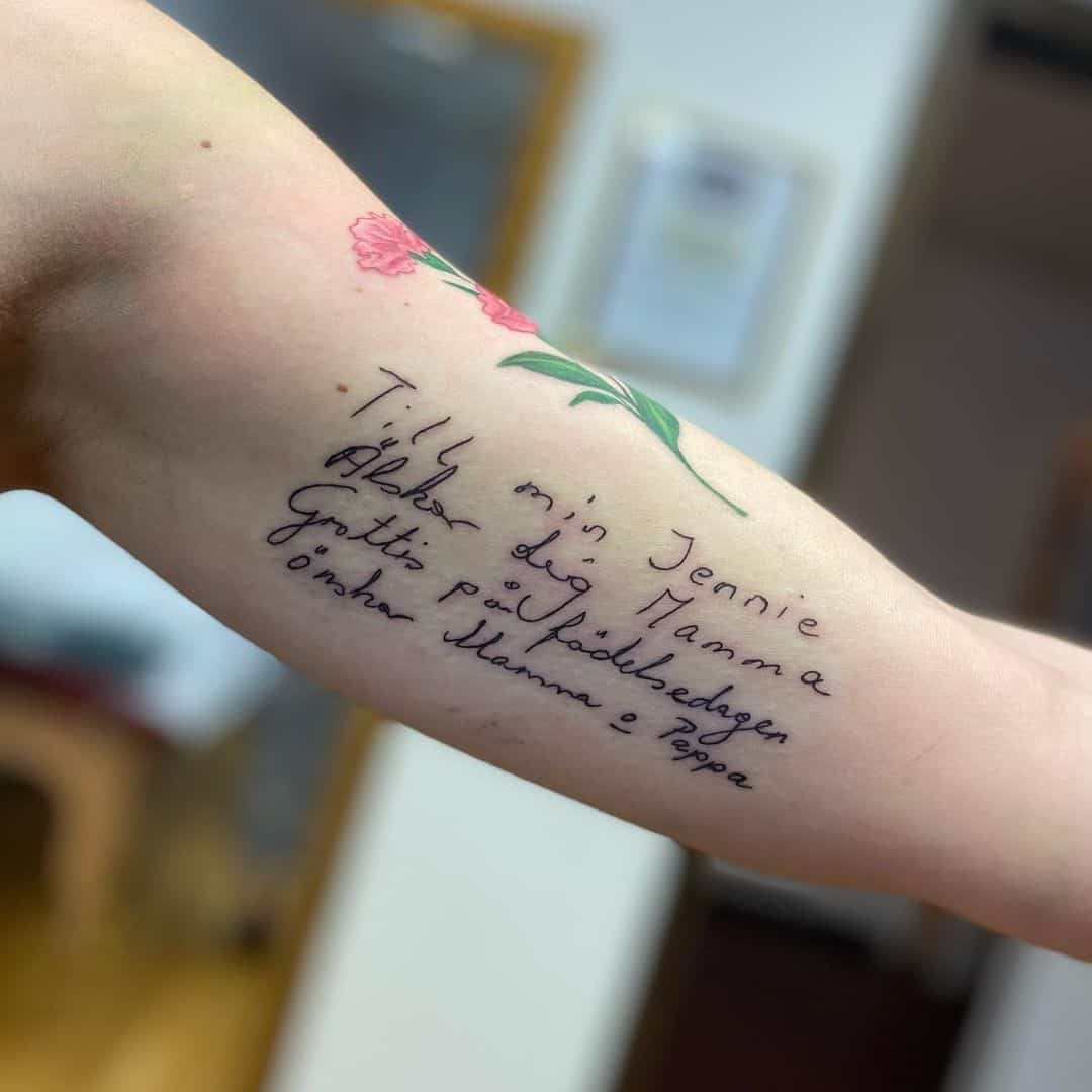 Tatuaje de cita en la parte superior del brazo 2