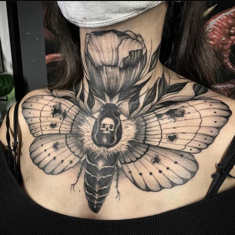 gran tatuaje en el cuello de las mujeres