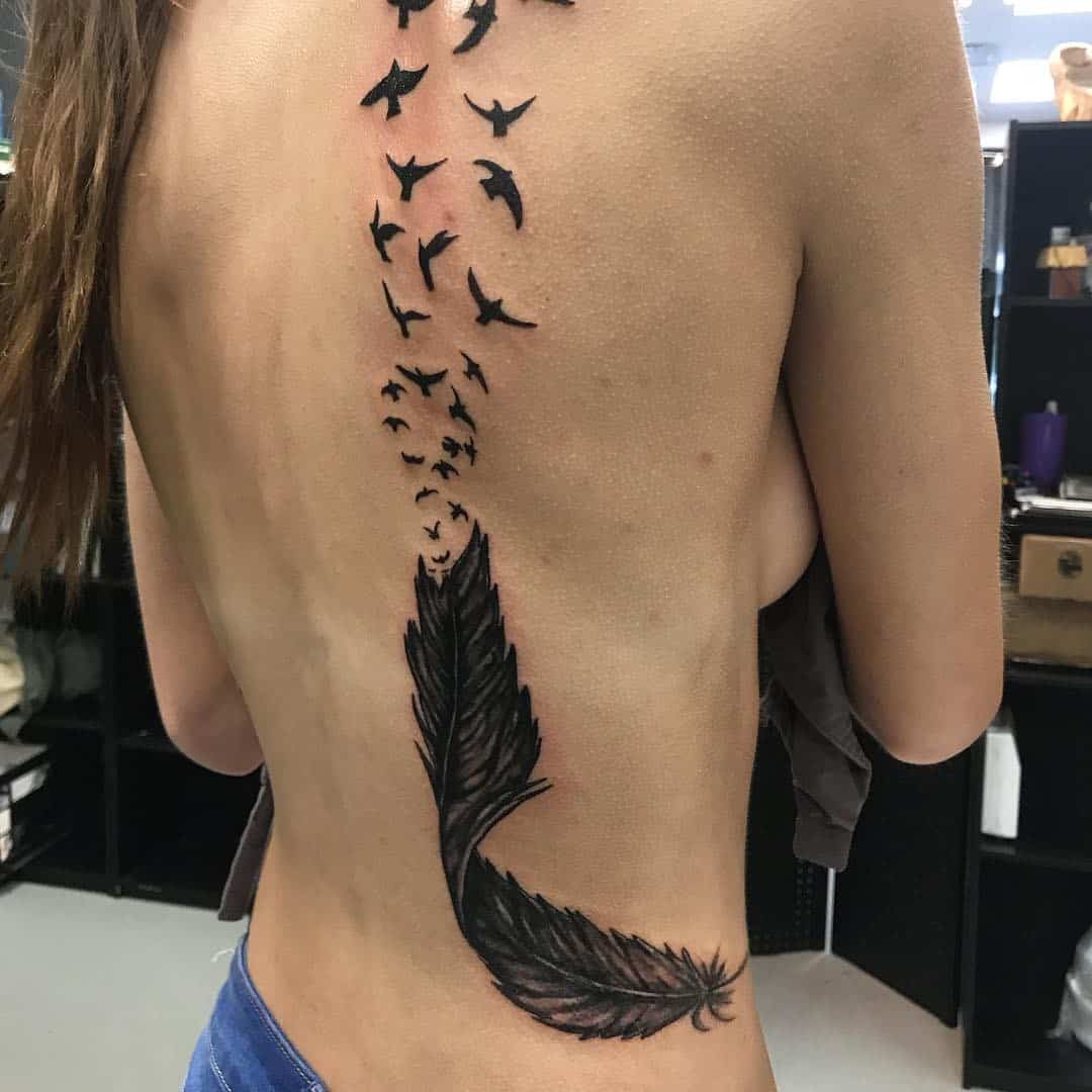 Tatuaje de pájaro con pluma 2