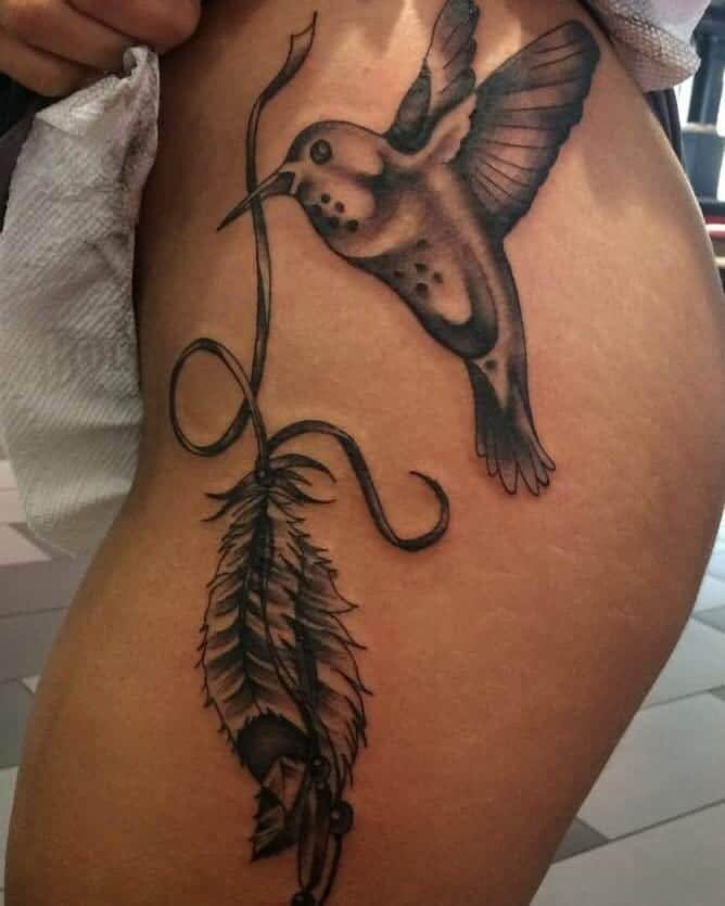 Tatuaje de pájaro con pluma 3