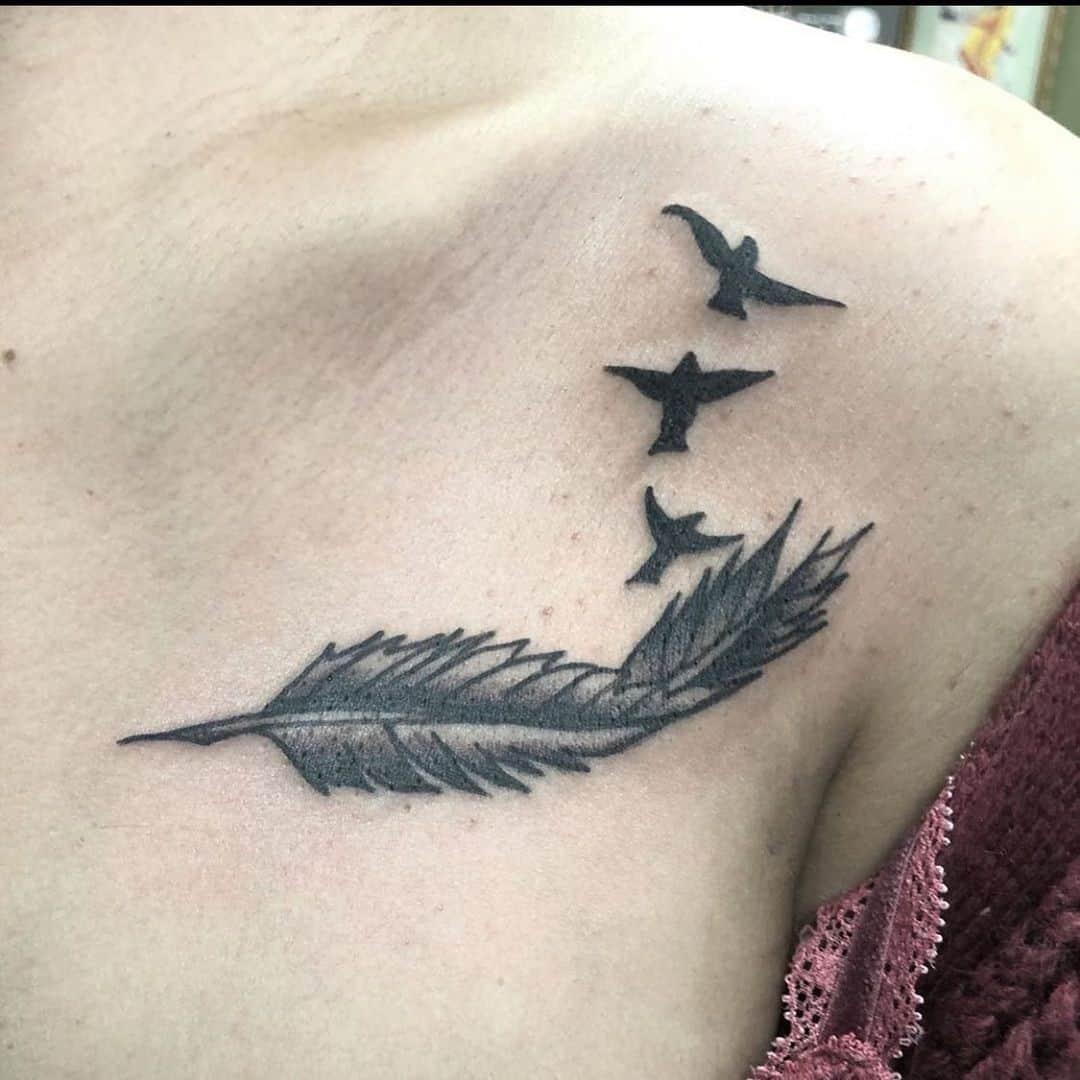 Tatuaje de pájaro con pluma 1