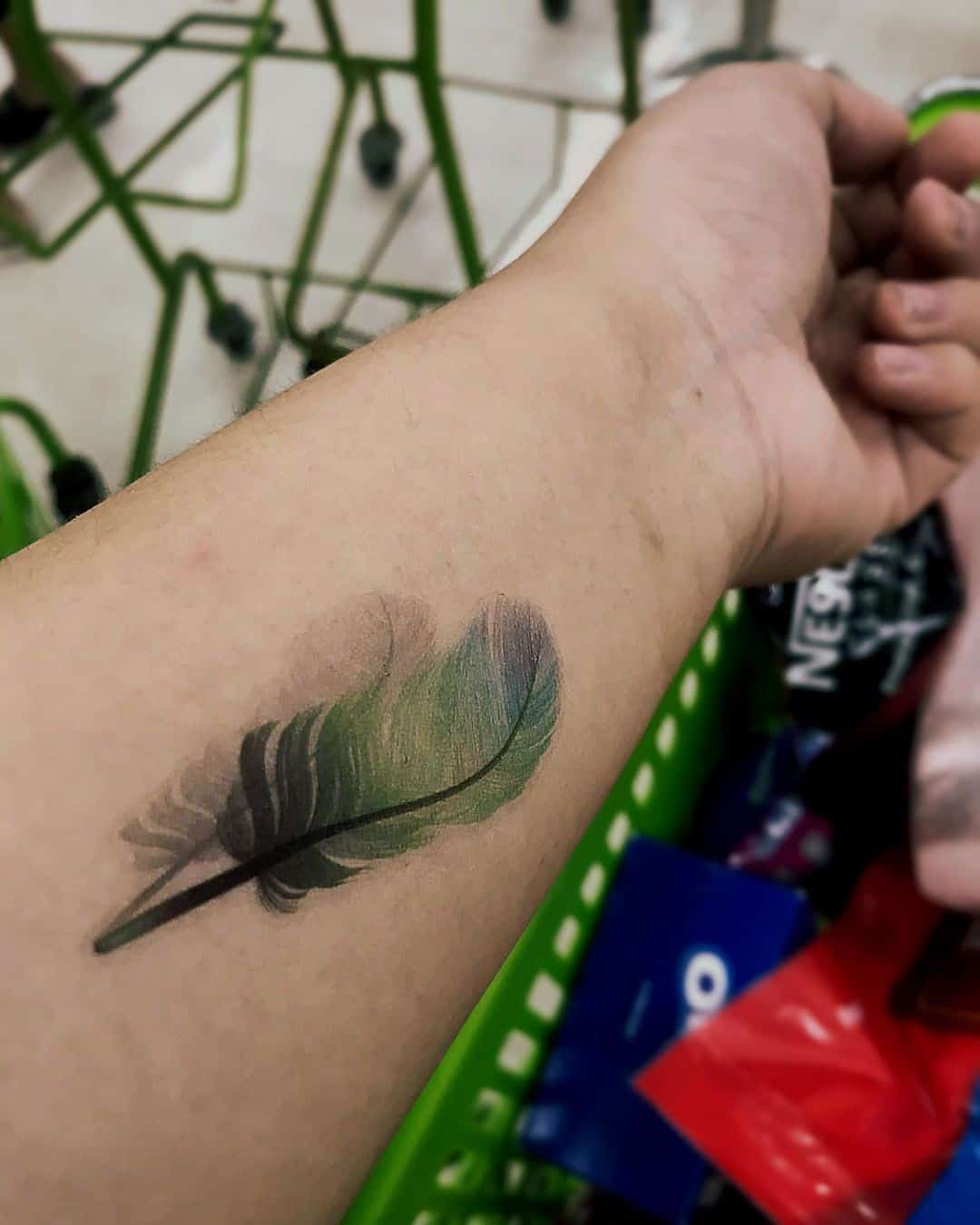 Pequeño tatuaje de pluma 3