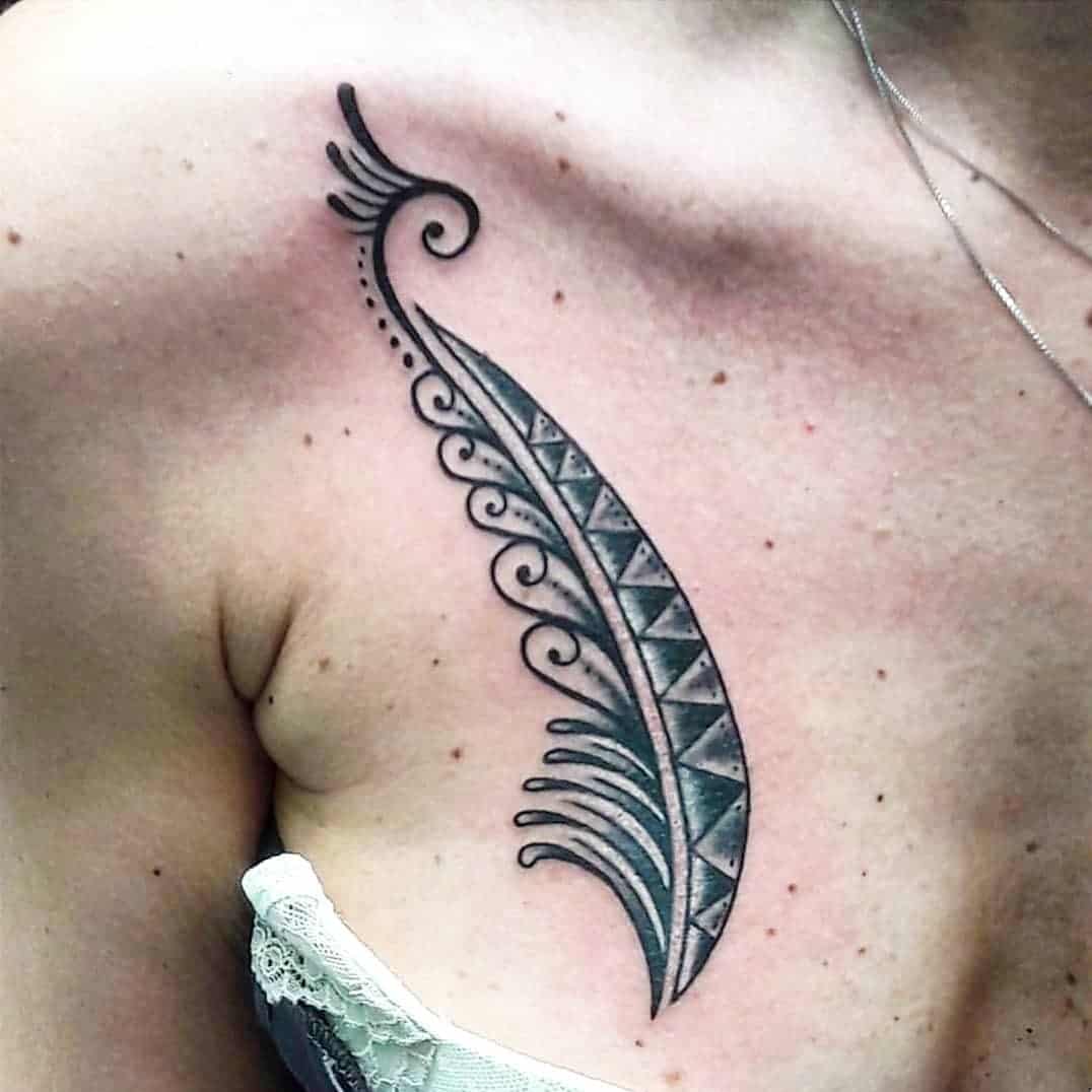 Tatuaje de pluma de estilo tribal 1