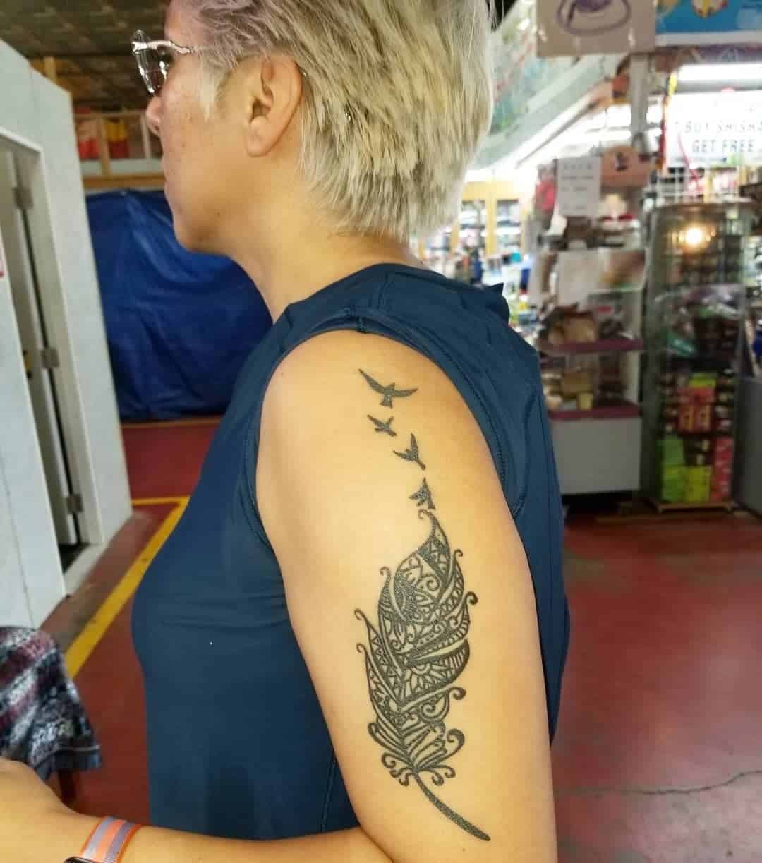Tatuaje de pluma de estilo tribal 2