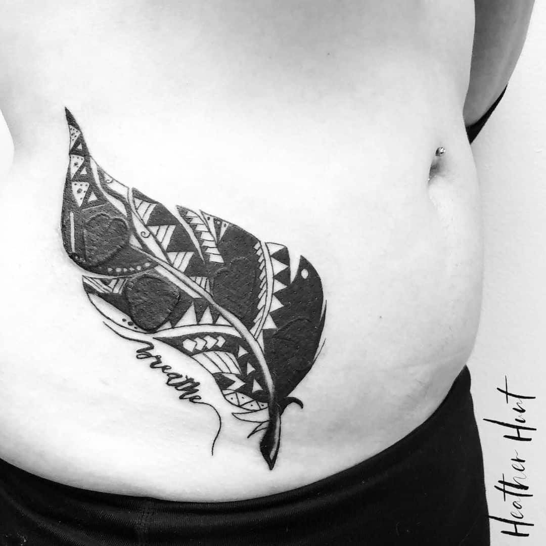 Tatuaje de pluma de estilo tribal 3