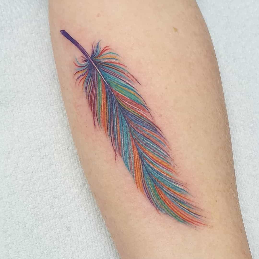 Tatuaje de pluma de colores 2
