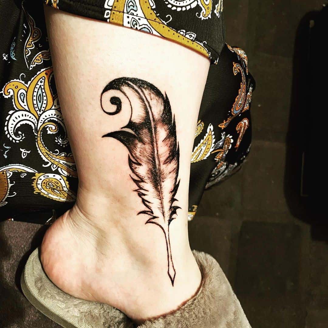 Tatuaje de pluma de ave 2