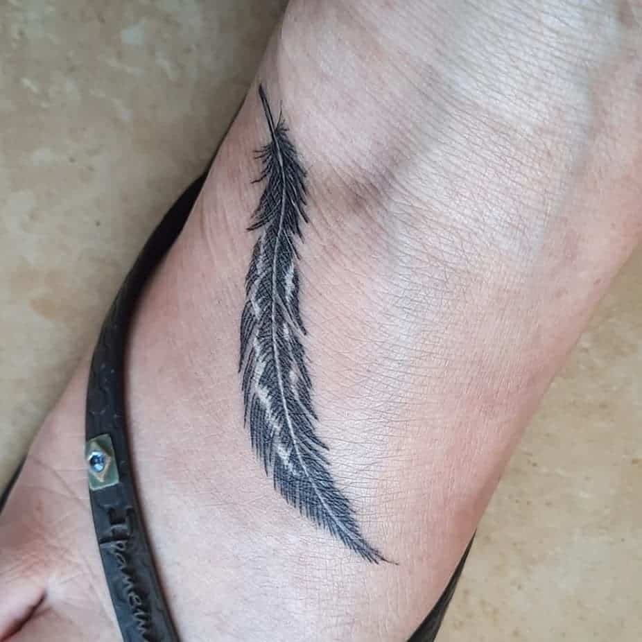 Tatuaje de pluma de pie 1