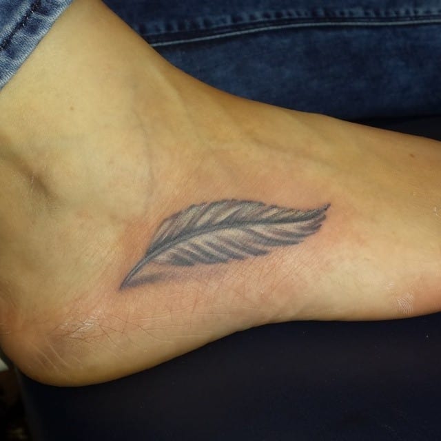 Tatuaje de pluma de pie 2