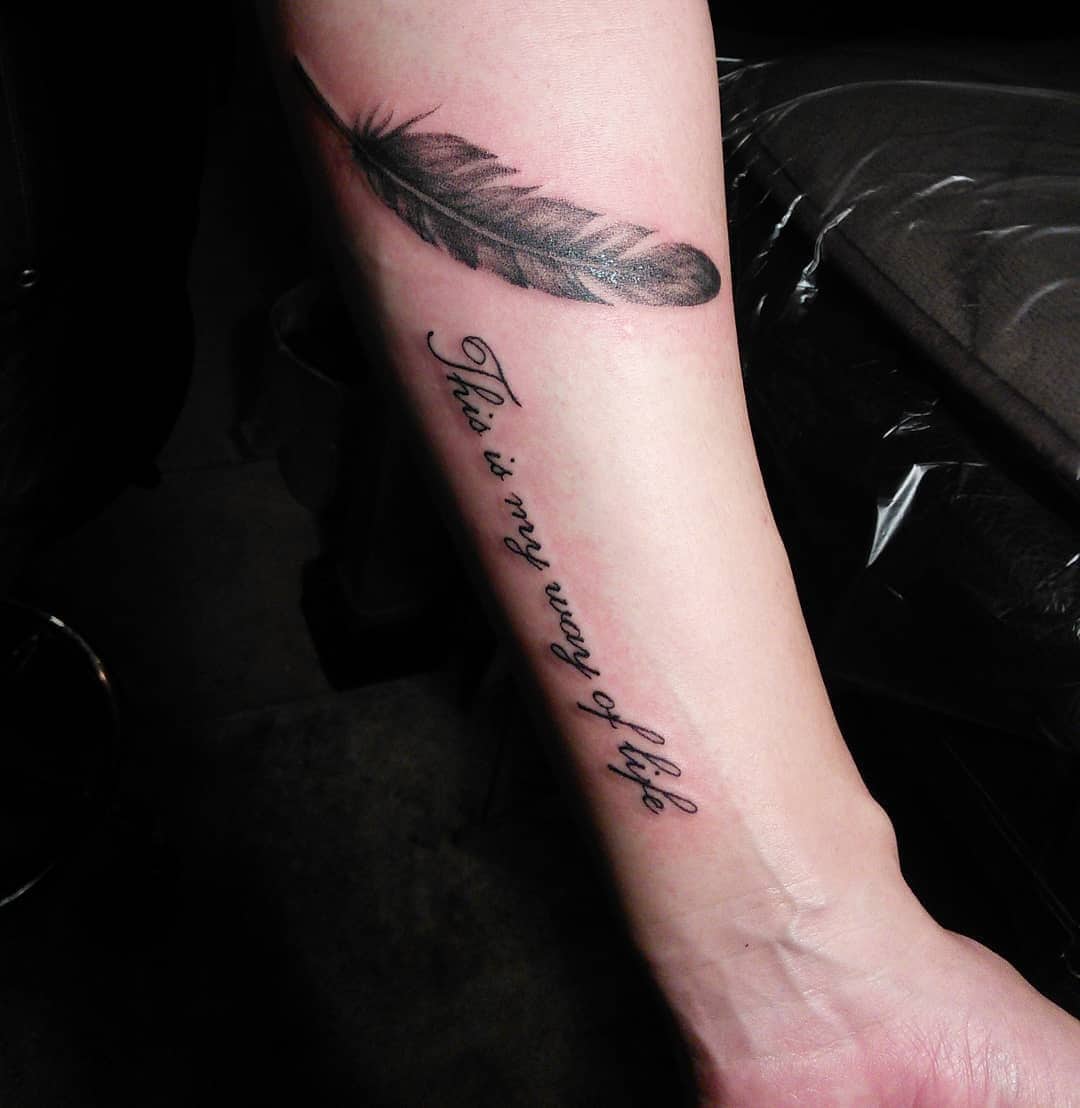 Tatuaje de plumas en el antebrazo 2