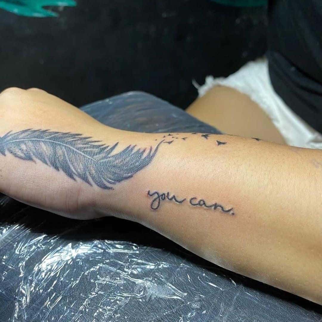 tatuaje de pluma de mano
