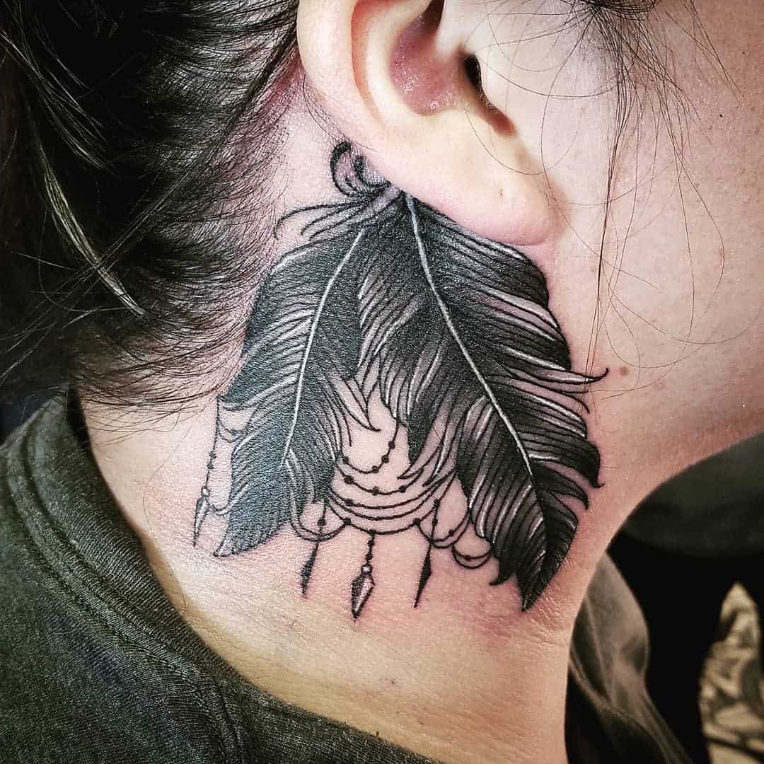tatuaje de cuello de pluma