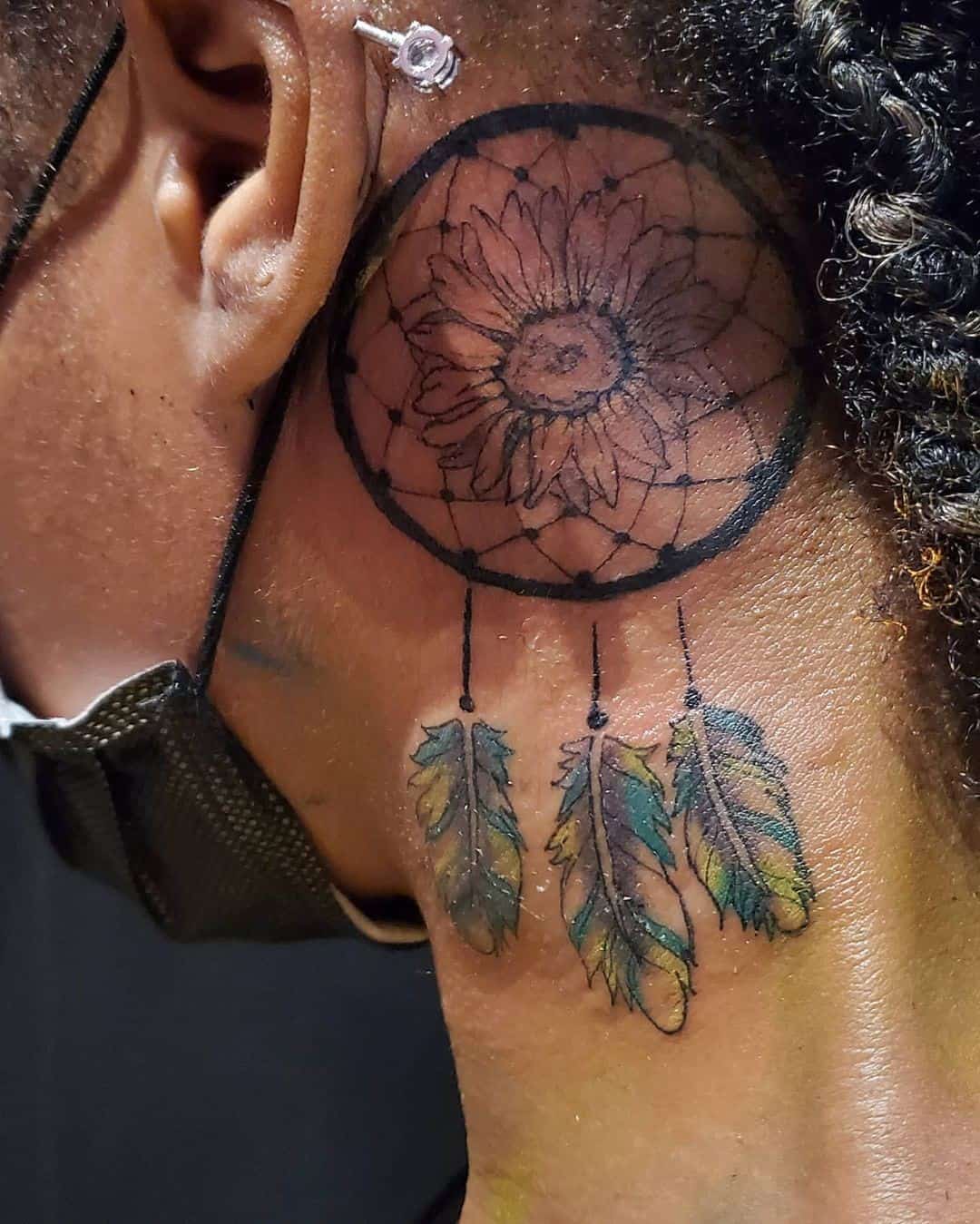Tatuaje de pluma detrás de la oreja
