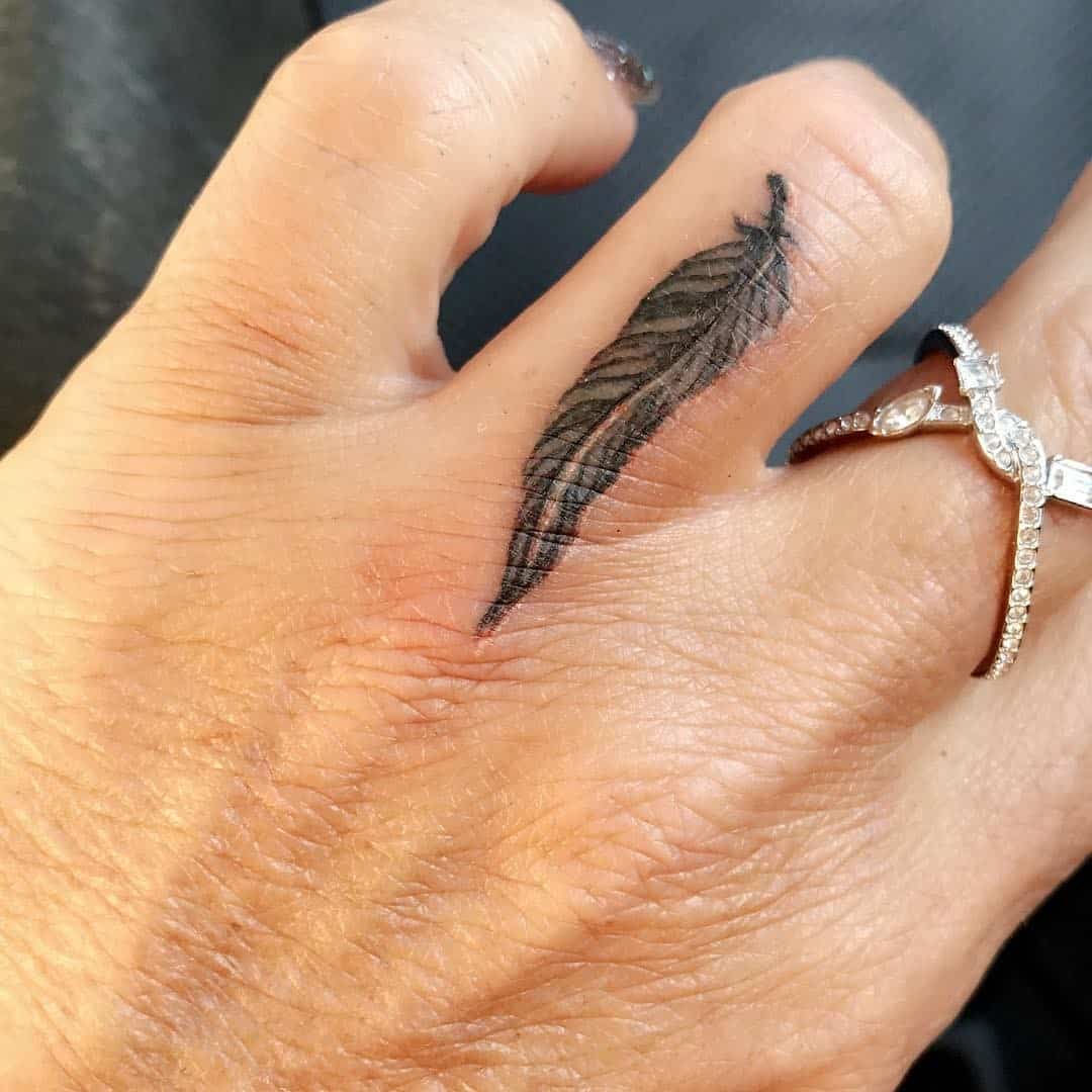 Tatuaje de dedo de pluma 2