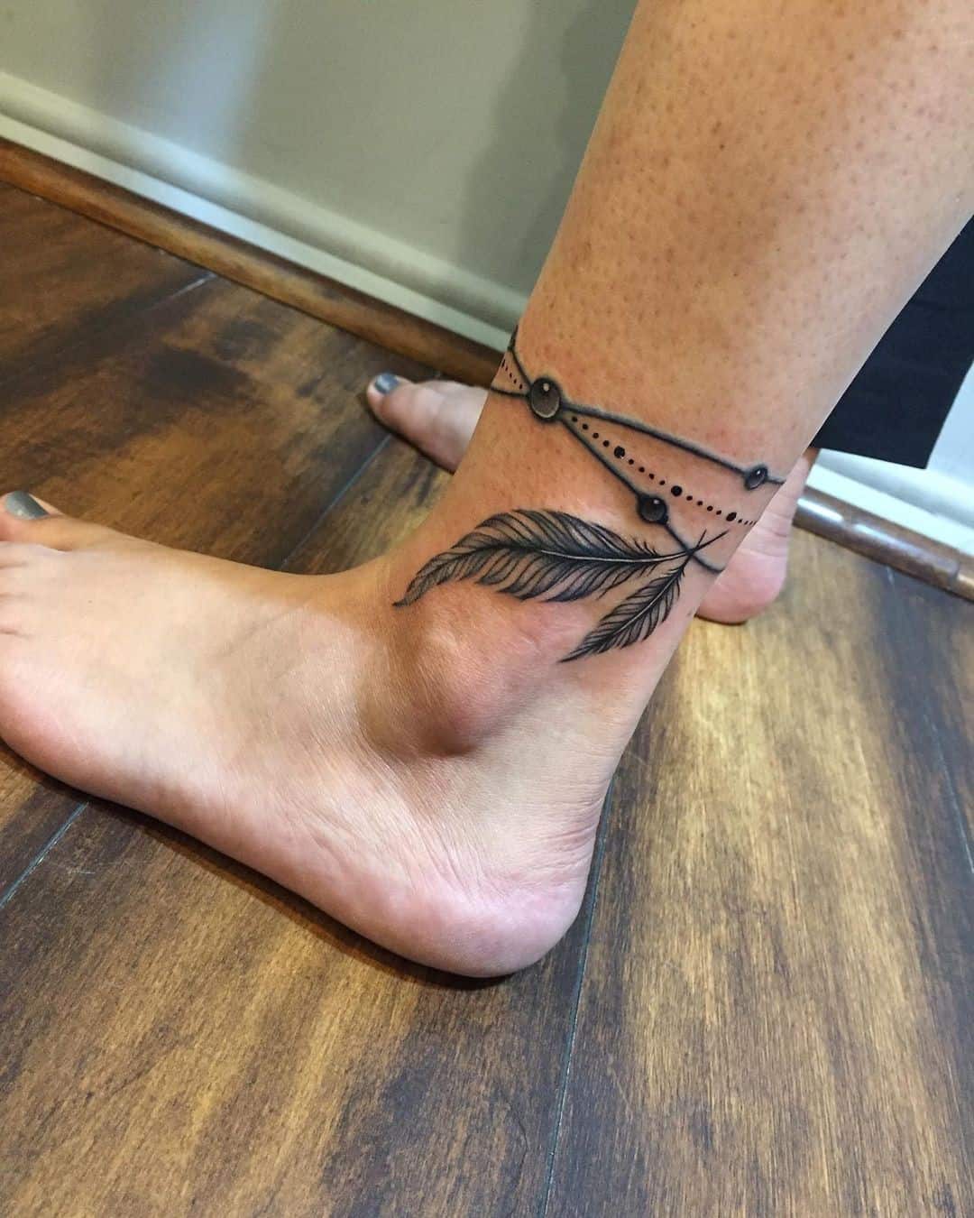 Tatuaje de plumas en el tobillo 1