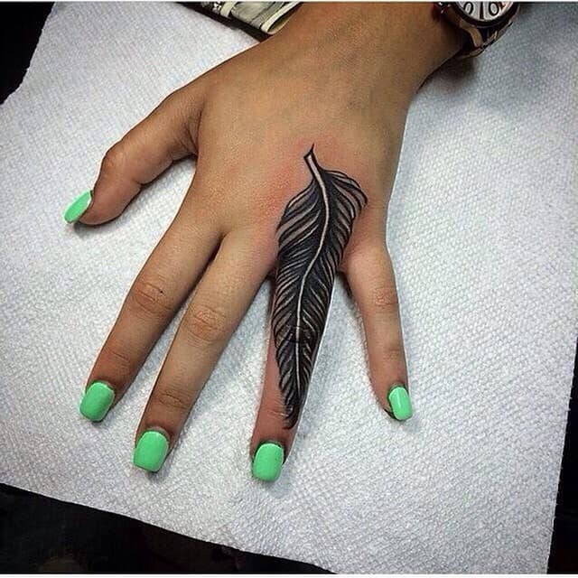 Tatuaje de dedo de pluma 1