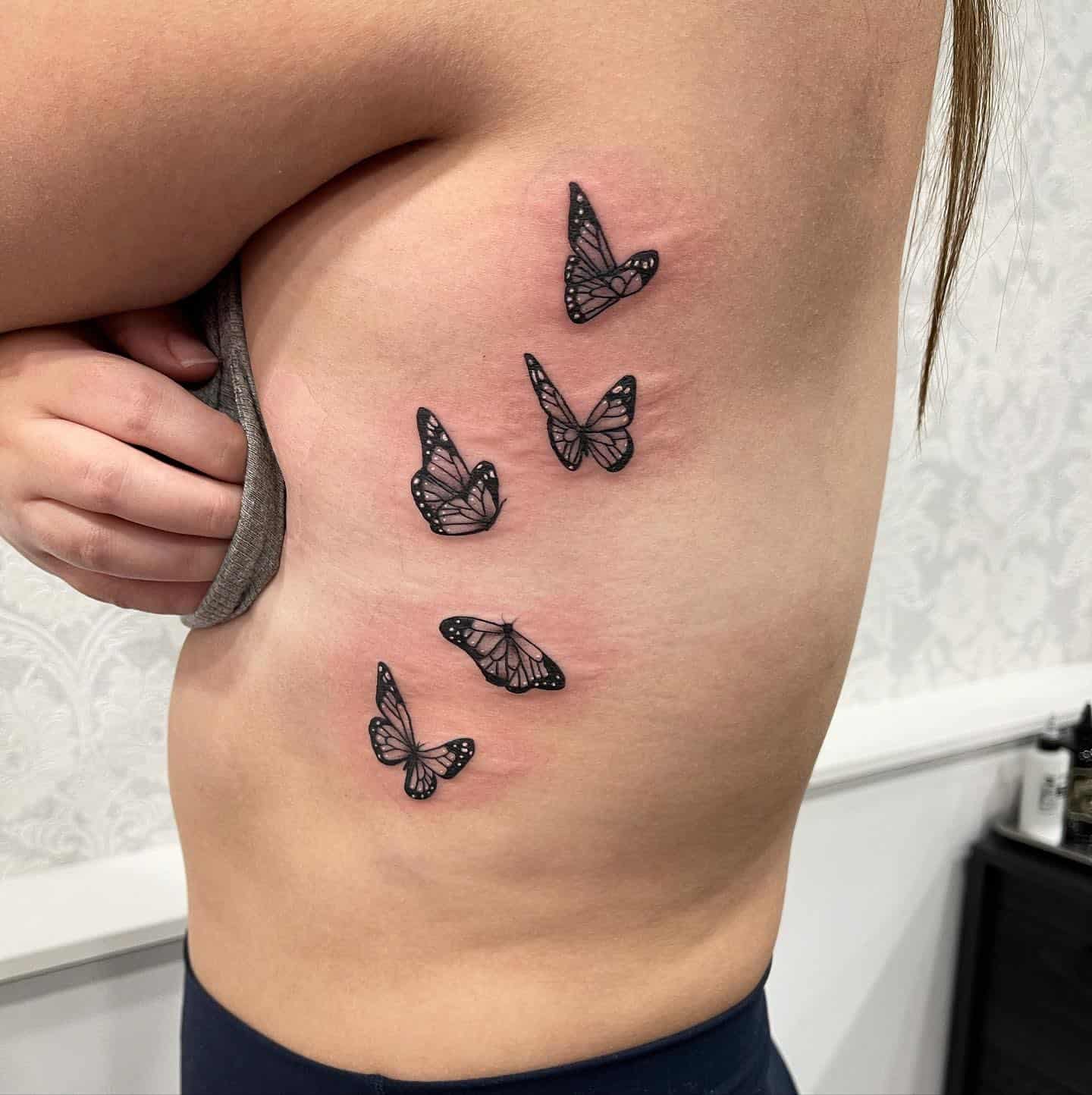 Tatuaje lateral de mariposa 1