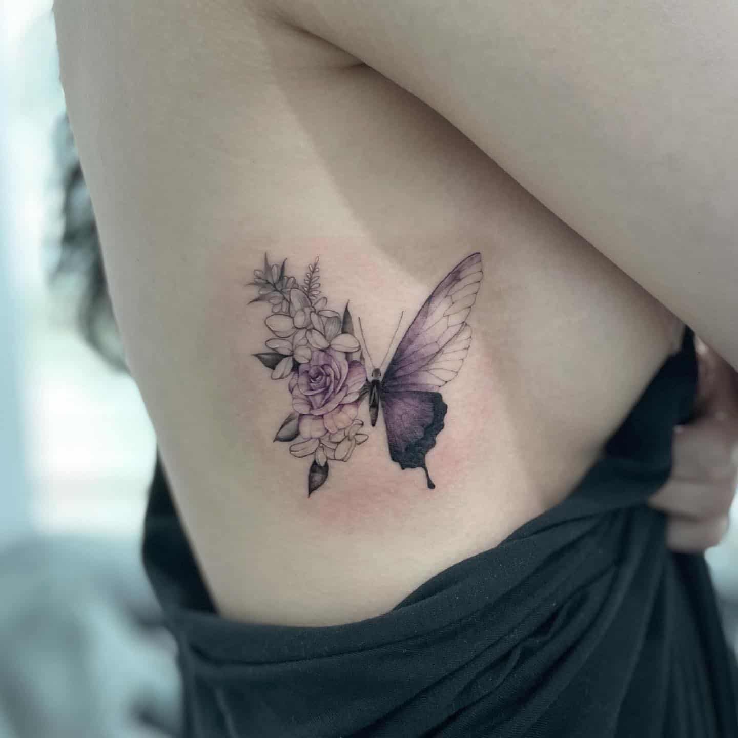 Tatuaje lateral de mariposa 5