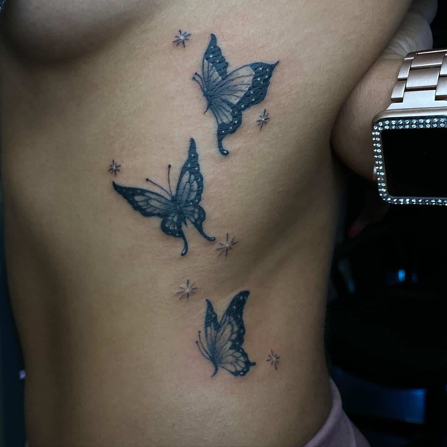Tatuaje lateral de mariposa 2