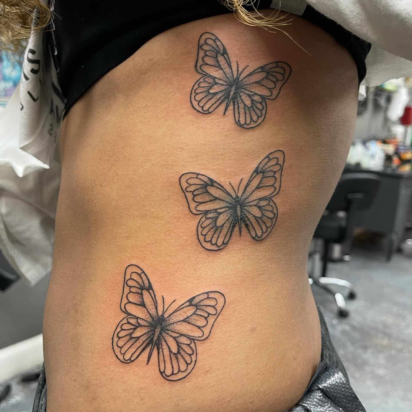 Tatuaje lateral de mariposa 3