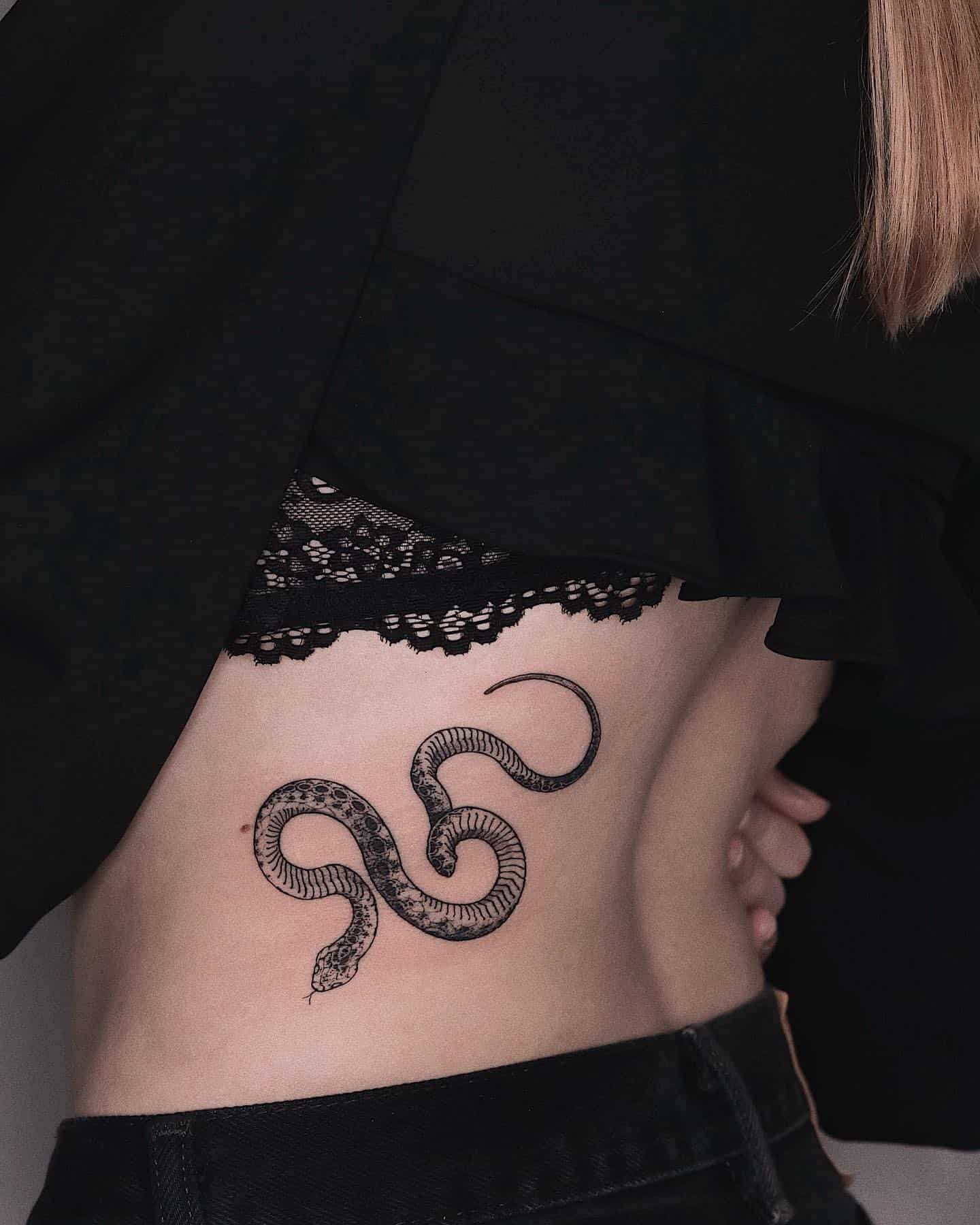 Tatuaje lateral de serpiente 1