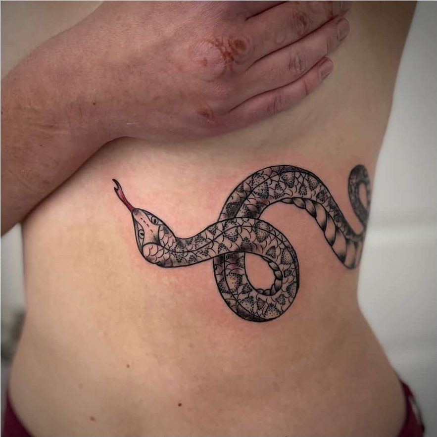 Tatuaje lateral de serpiente 2