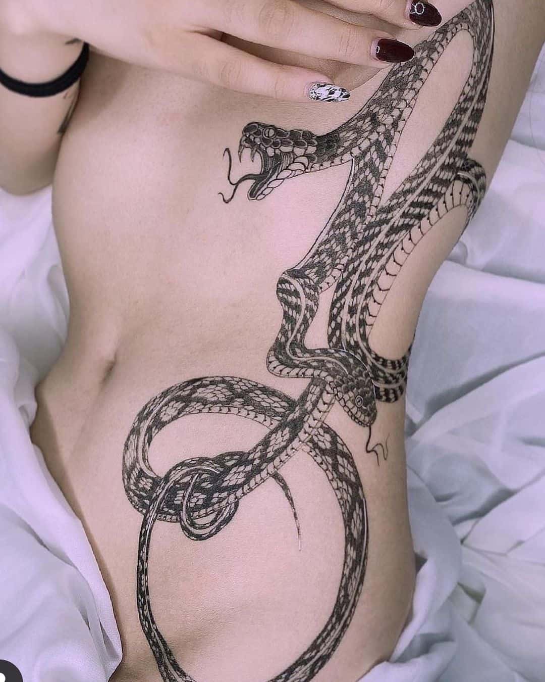 Tatuaje lateral de serpiente 3