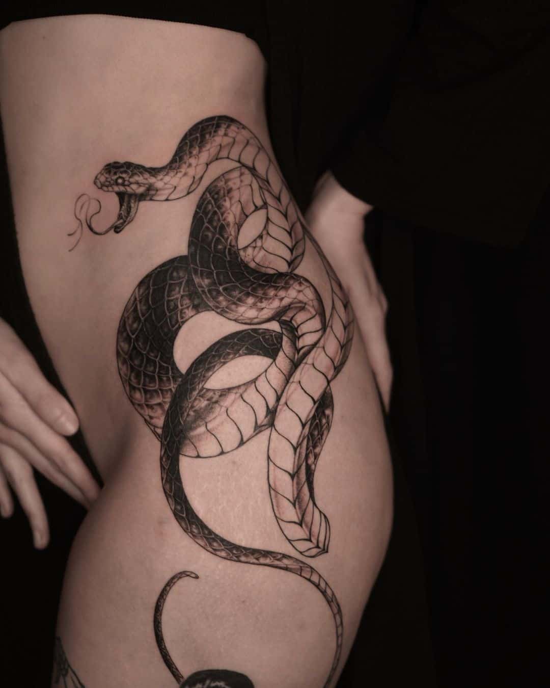 Tatuaje lateral de serpiente 5