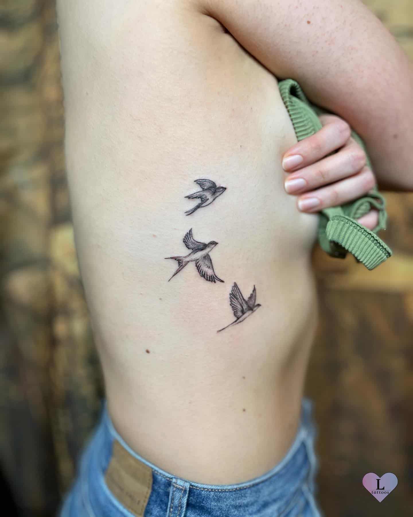 Tatuaje lateral de pájaro 1