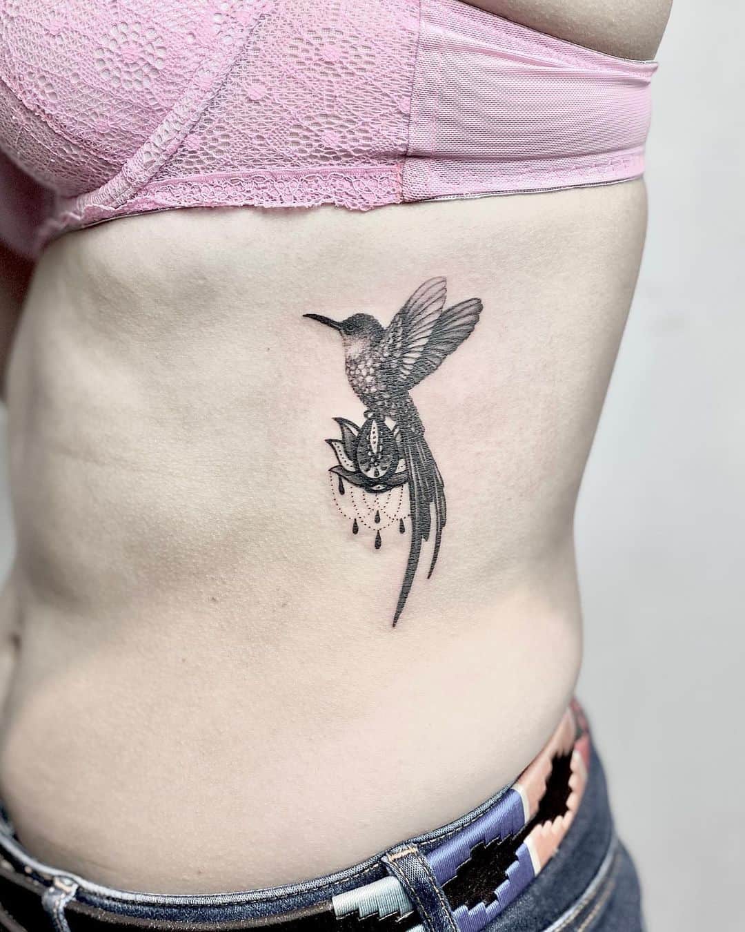 Tatuaje lateral de pájaro 3