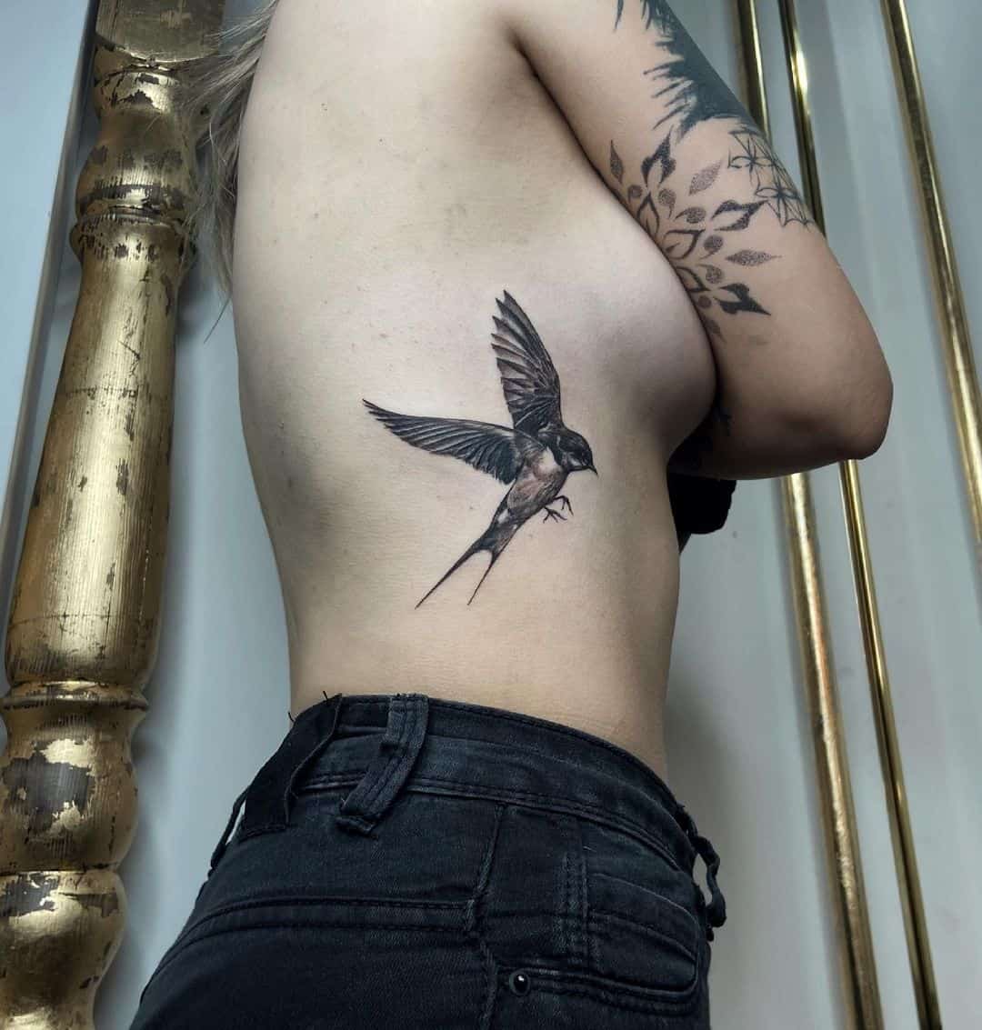 Tatuaje lateral de pájaro 5