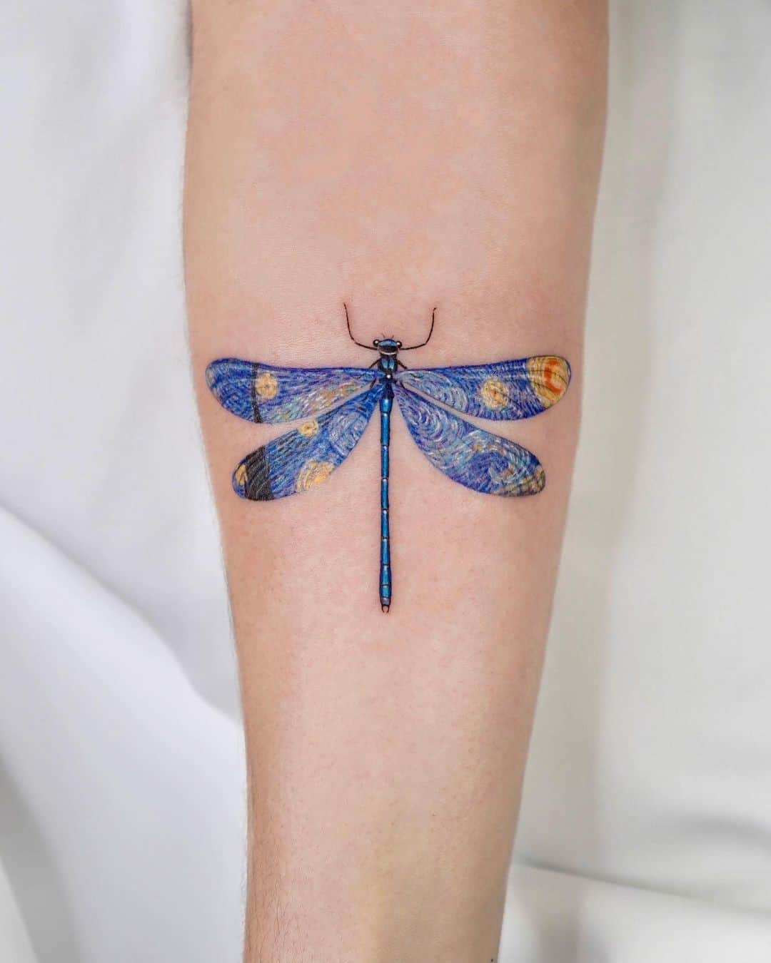 Tatuaje de libélula pequeña impresión azul
