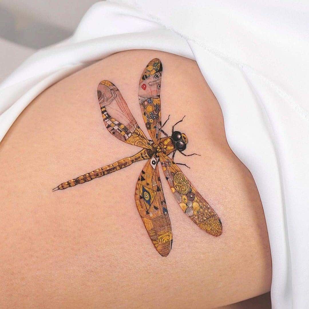 Diseño de tatuaje de libélula estampado amarillo