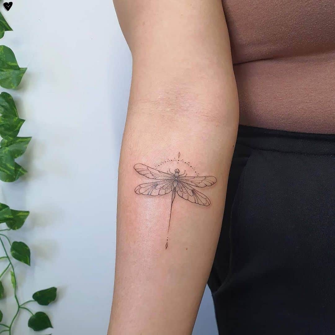 Pequeño tatuaje de libélula