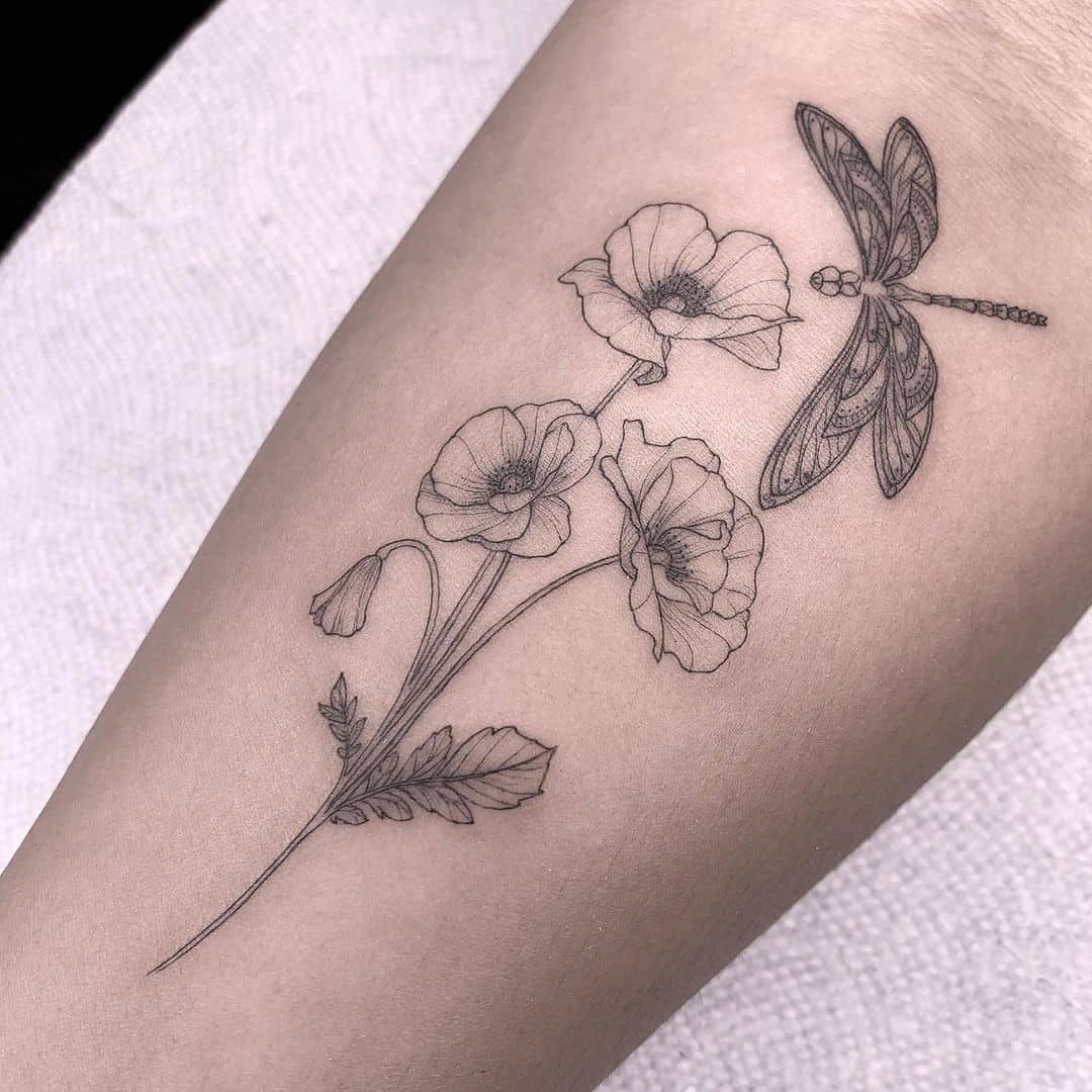 Pequeño tatuaje de libélula en tinta negra