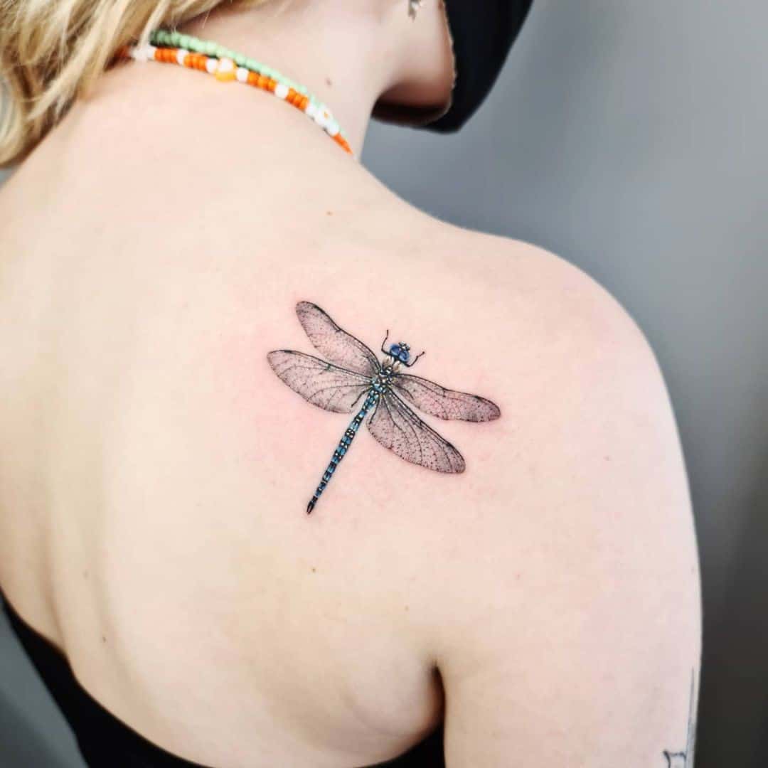 Tatuaje de libélula en el hombro trasero