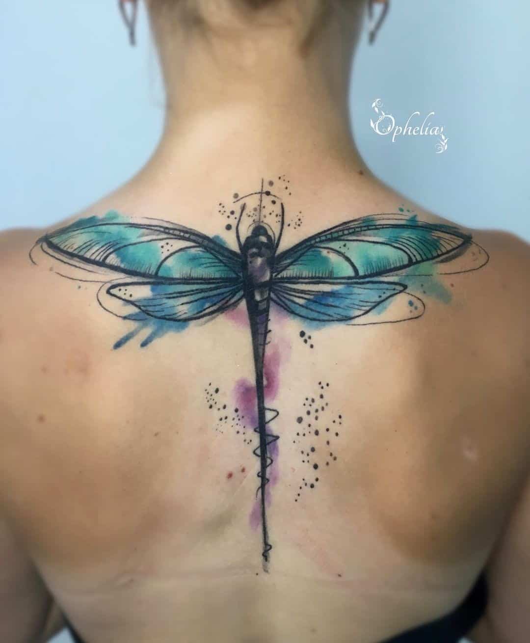 Tatuaje de libélula de cuello azul 