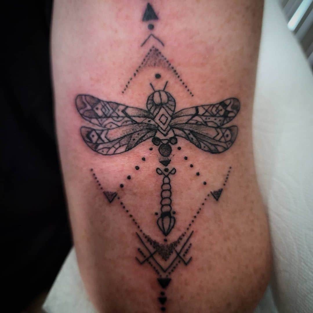 Tatuaje de libélula geométrica
