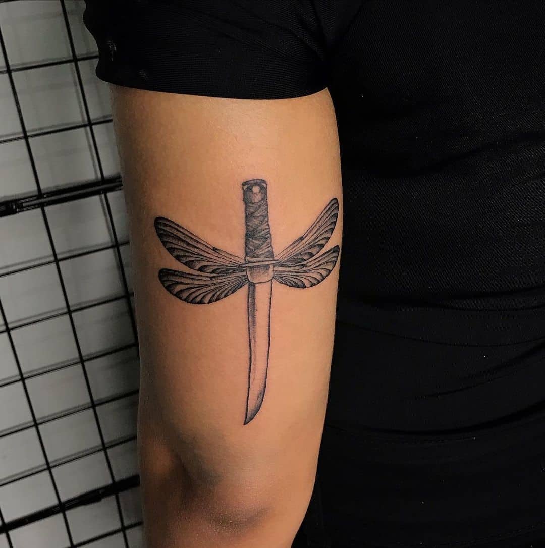 Tatuaje de libélula tribal