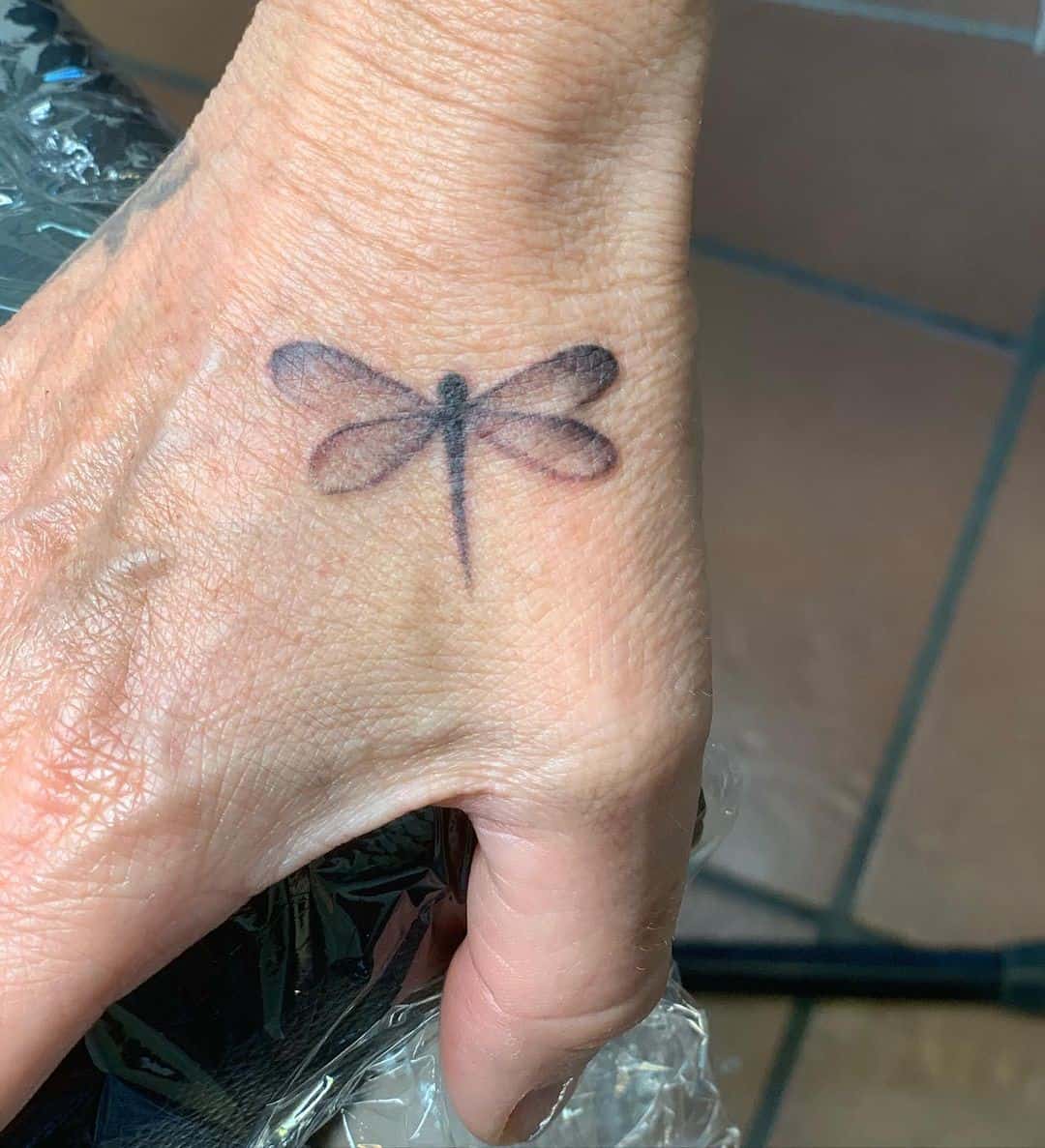 Pequeño tatuaje de libélula diminuta