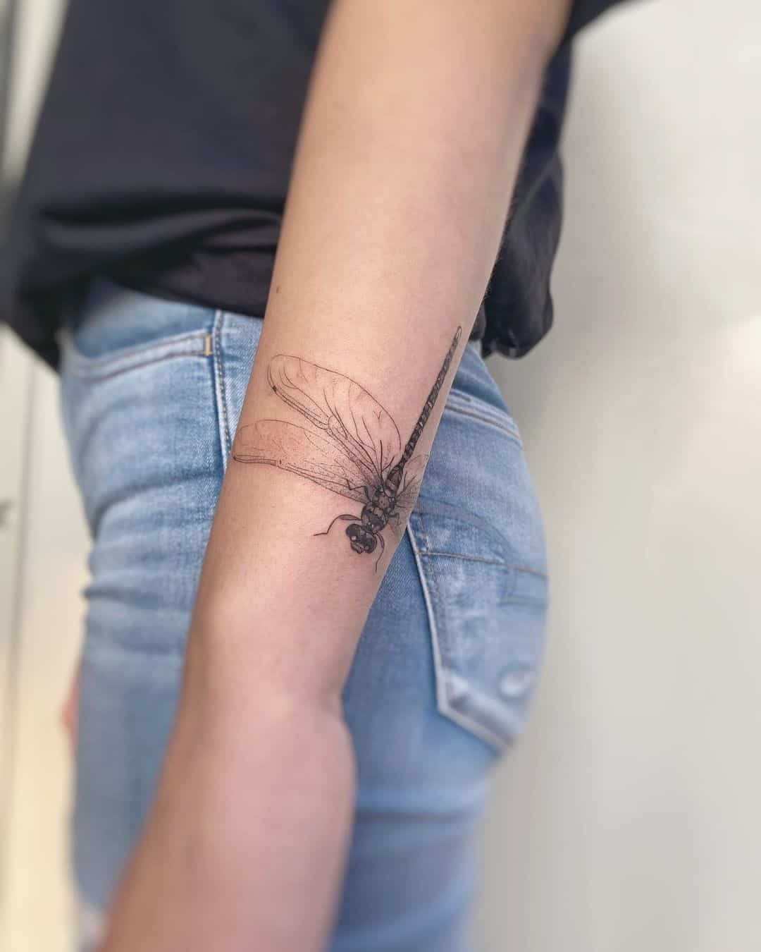 Tatuaje de libélula en la muñeca trasera