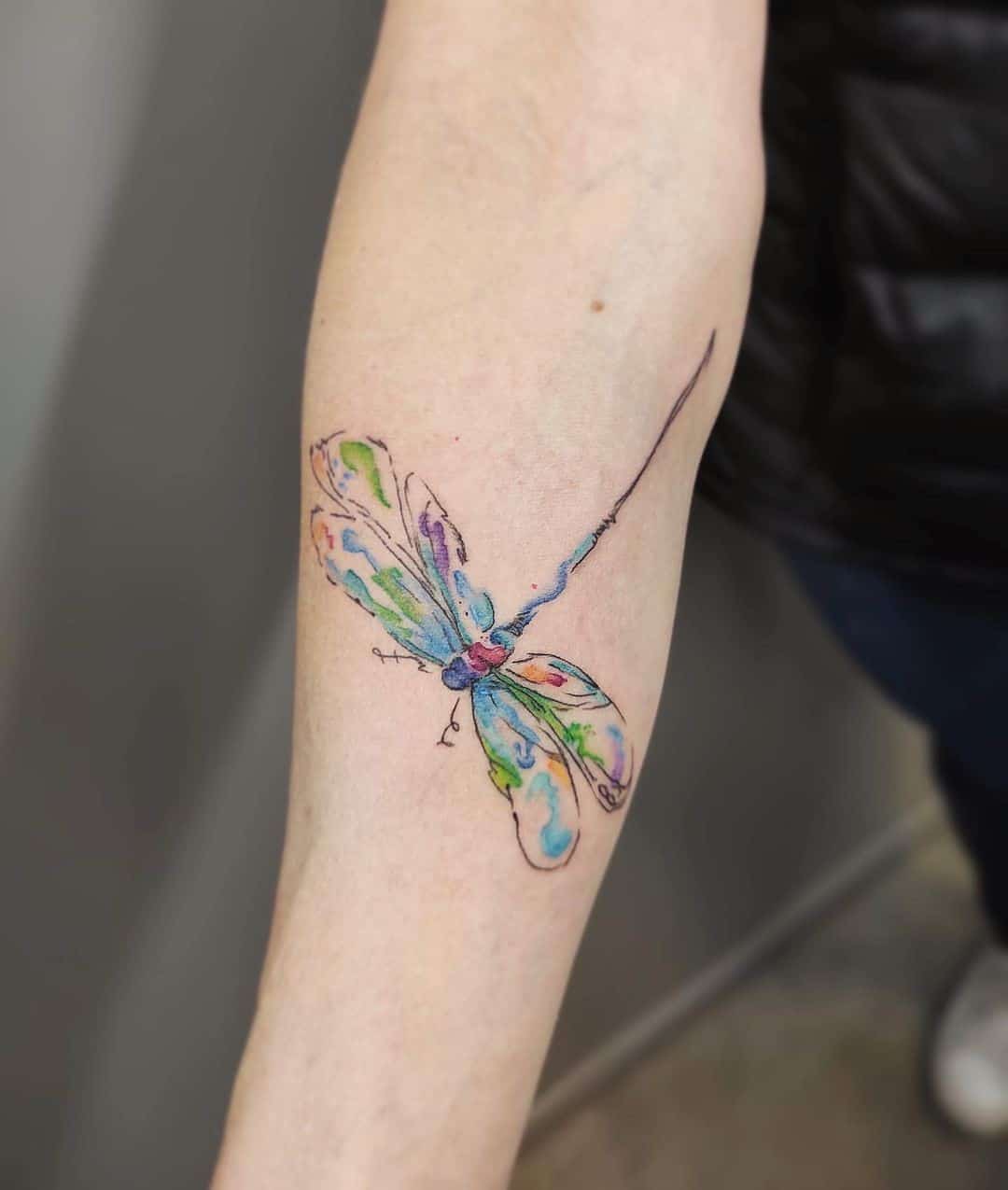 Tatuaje de libélula acuarela