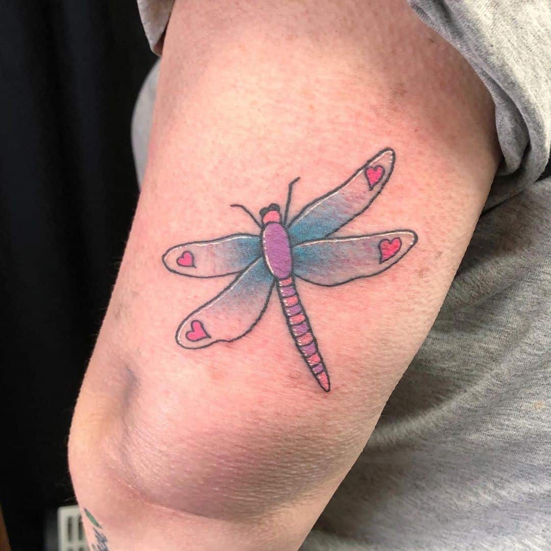 Tatuaje de libélula acuarela brillante