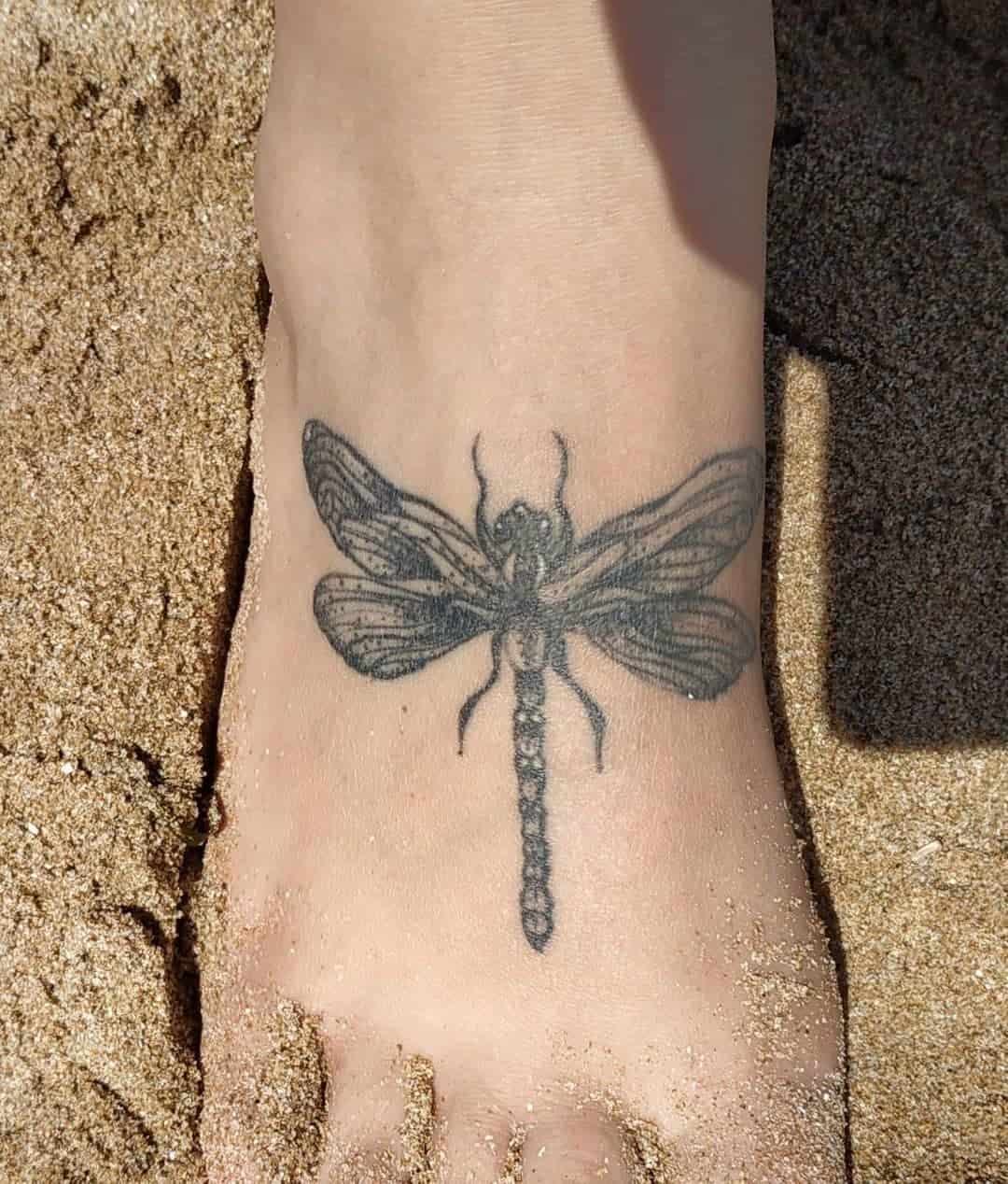 Tatuaje de libélula en el pie