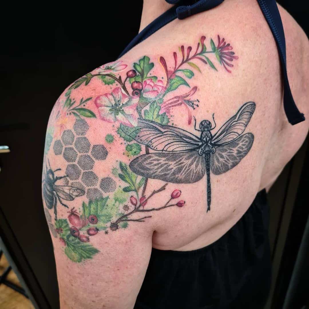 Tatuaje 3D de libélula gigante en la espalda