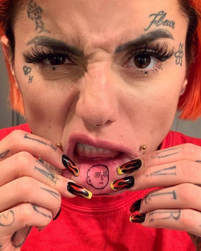 tatuaje en el interior del labio de las mujeres